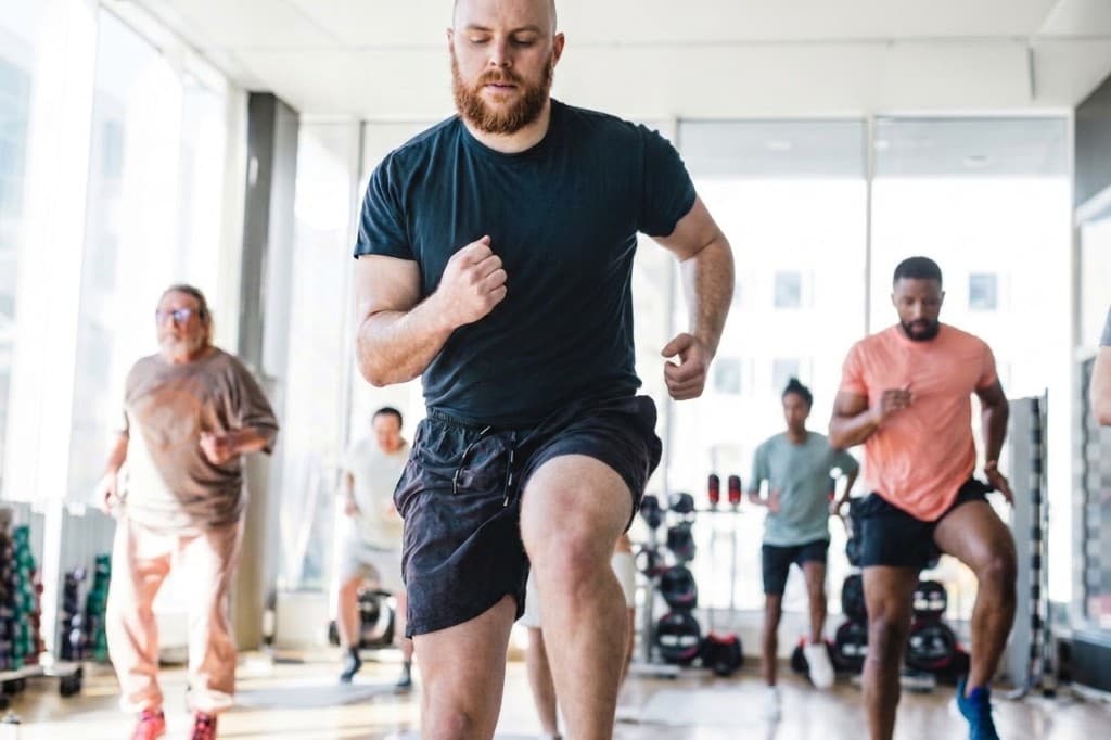 Grupo em aula de exercícios no estúdio